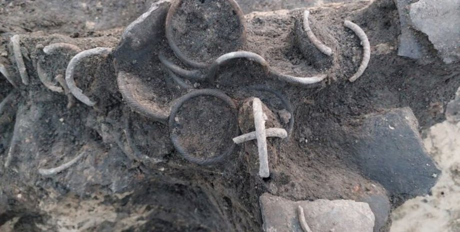 археологи нашли сотни артефактов